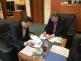 f_01 Jiří Zmatlík a Pavel Švagr podepisují dohodu