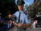 policista v ulici s tomfou v ruce