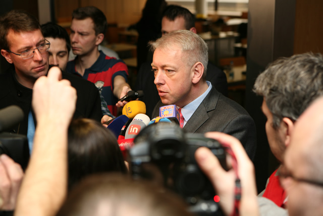 8 - Ministr vnitra s novináři
