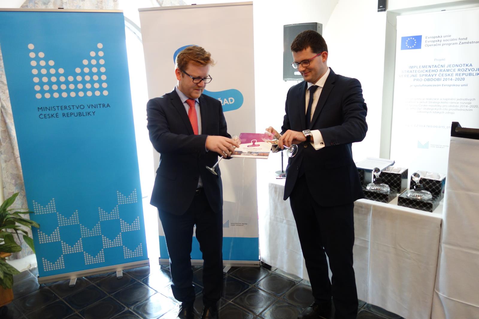 05. Křest publikace příkladů dobré praxe - náměstek Petr Mlsna a ředitel odboru David Sláma.JPG